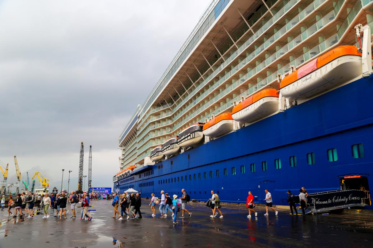 Sau khi cập cảng Chân Mây, hơn 1.400 khách rời cảng để tham quan các địa điểm du lịch và thưởng thức ẩm thực ở Thừa Thiên - Huế, Đà Nẵng, Quảng Nam.