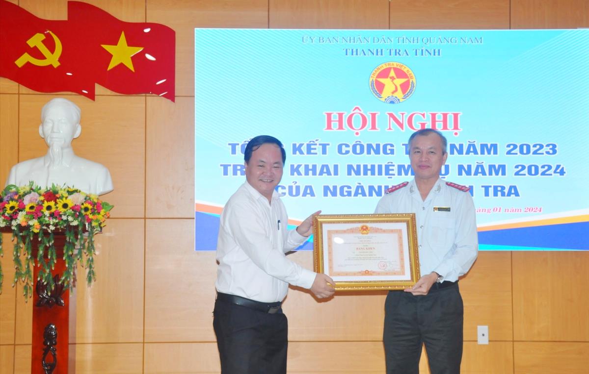 Phó Chủ tịch UBND tỉnh Quảng Nam Nguyễn Hồng Quang trao Bằng khen của Thủ tướng Chính phủ cho Chánh Thanh tra Nguyễn Đức Tiến.