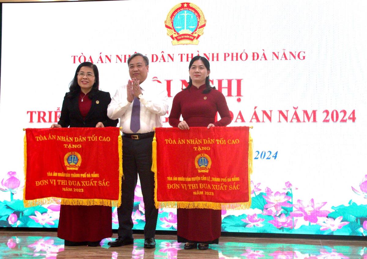 Ông Phạm Quốc Hưng, Phó Chánh án TAND tối cao trao Cờ thi đua xuất sắc cho TAND thành phố Đà Nẵng và TAND quận Cẩm Lệ.