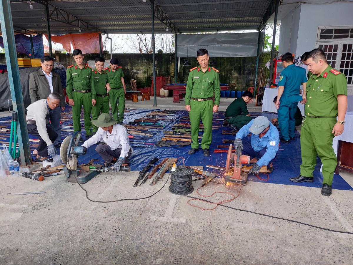 Công an huyện Hòa Vang tiêu hủy vũ khí, vật liệu nổ, công cụ hỗ trợ người dân phát hiện, giao nộp.