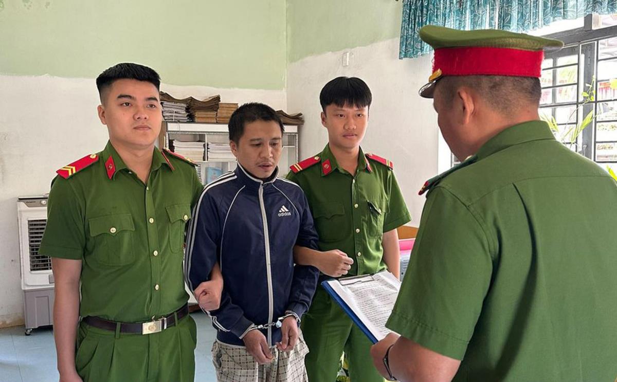 Cơ quan Công an thi hành lệnh bắt tạm giam Phạm Văn Sỹ.