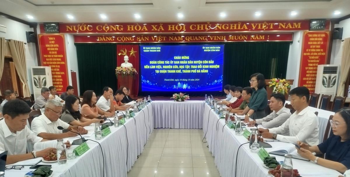 Hai Phó Chủ tịch tặng quà lưu niệm sau buổi làm việc
