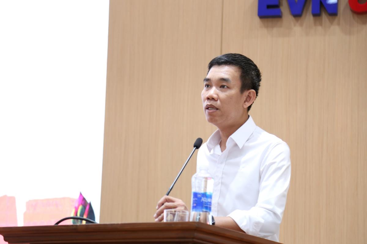 Đồng chí Nguyễn Thị Kim Oanh - Trưởng Khoa Lý luận cơ sở, Trường Chính trị thành phố Đà Nẵng truyền đạt chuyên đề "Khái quát lịch sử Đảng Cộng sản Việt Nam"