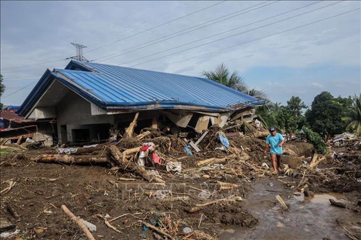 Hiện trường vụ lở đất do bão tại tỉnh Batangas, Philippines, ngày 25/10/2024. Ảnh: THX/TTXVN