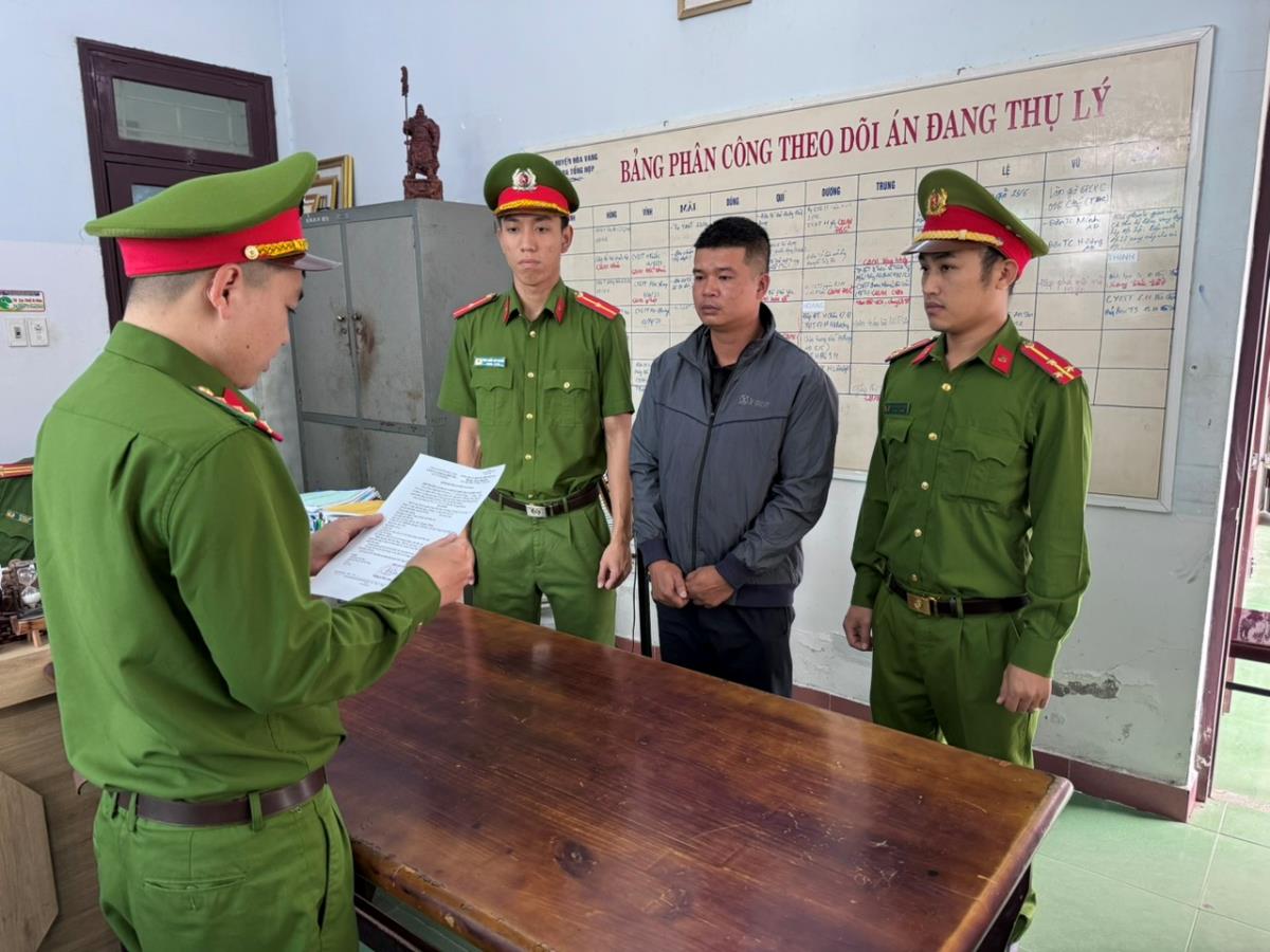 Cơ quan điều tra Công an Hòa Vang thực hiện lệnh bắt tạm giam lái xe Phương Thanh Tùng.