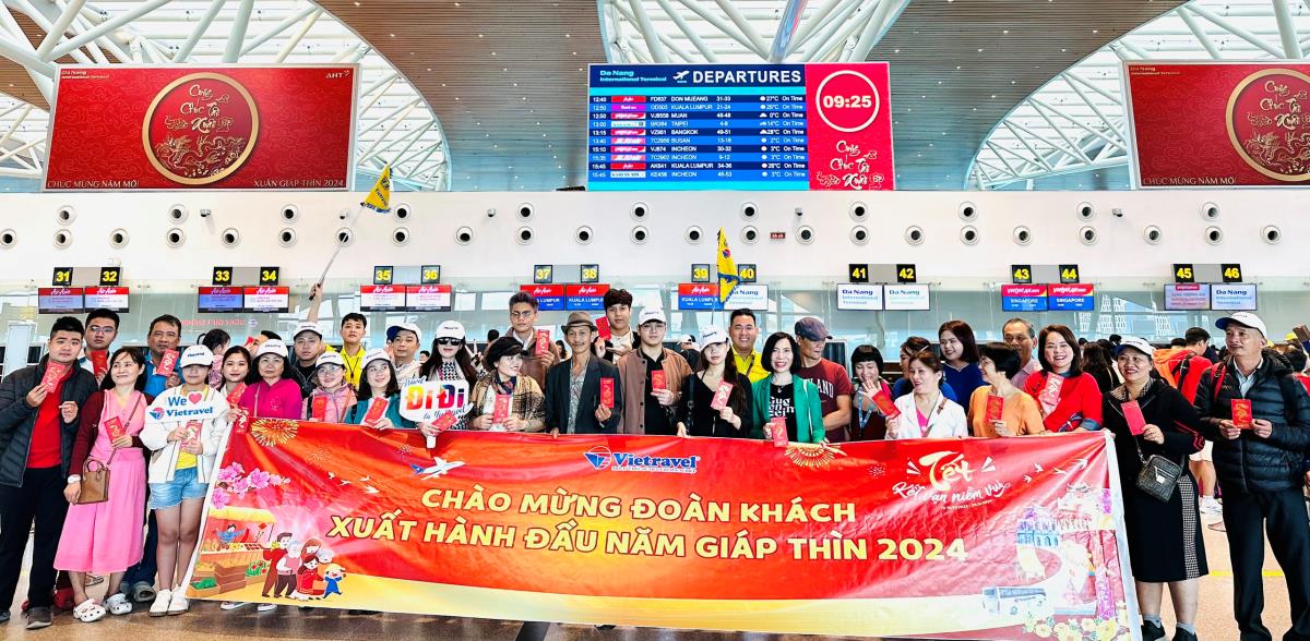 Du khách của Vietravel xuất hành tại sân bay quốc tế Đà Nẵng.