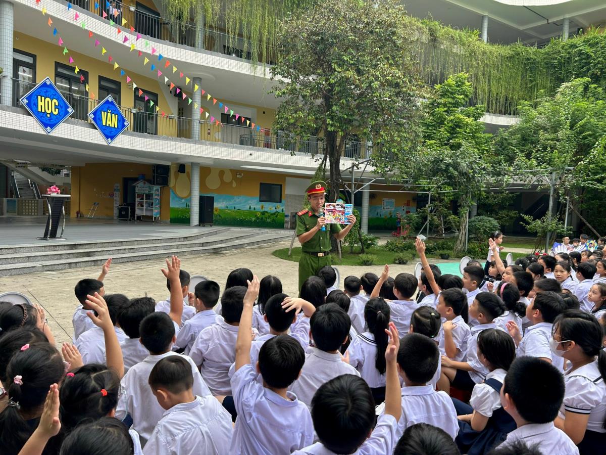 Công an TP Đà Nẵng tổ chức tuyên truyền phổ biến pháp luật về phòng chống tội phạm và tệ nạn ma túy cho học sinh trên địa bàn.