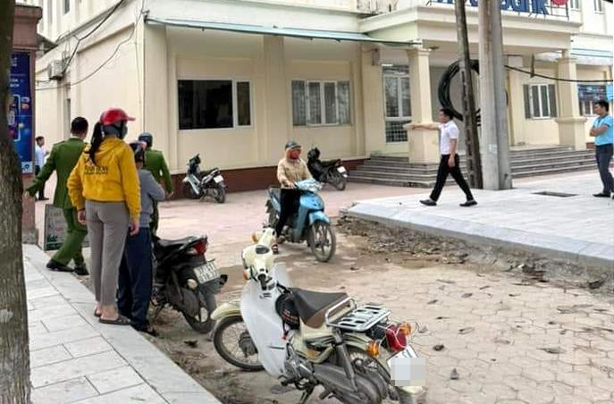 Nhiều người dân hiếu kỳ đến xem vụ việc.
