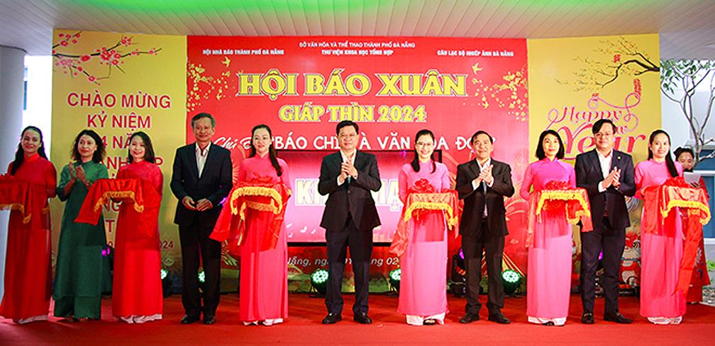 Lãnh đạo TP Đà Nẵng và các sở, ngành tham quan khu trưng bày ấn phẩm tại Hội Báo Xuân Giáp Thìn- 2024.