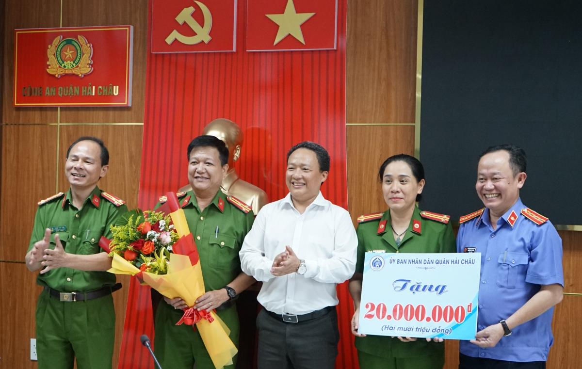 Đối tượng Huỳnh Công Toàn (đeo kính) và Phan Thành Long cùng hơn 0,5kg ma túy ketamine, 40 gói ma túy dạng nước vui thu giữ được.