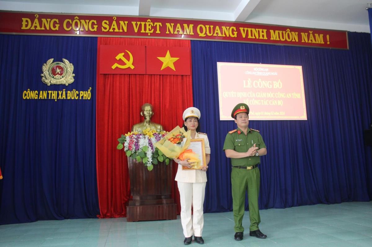 Trung tá Nguyễn Thị Ánh Nguyệt nhận quyết định điều động.
