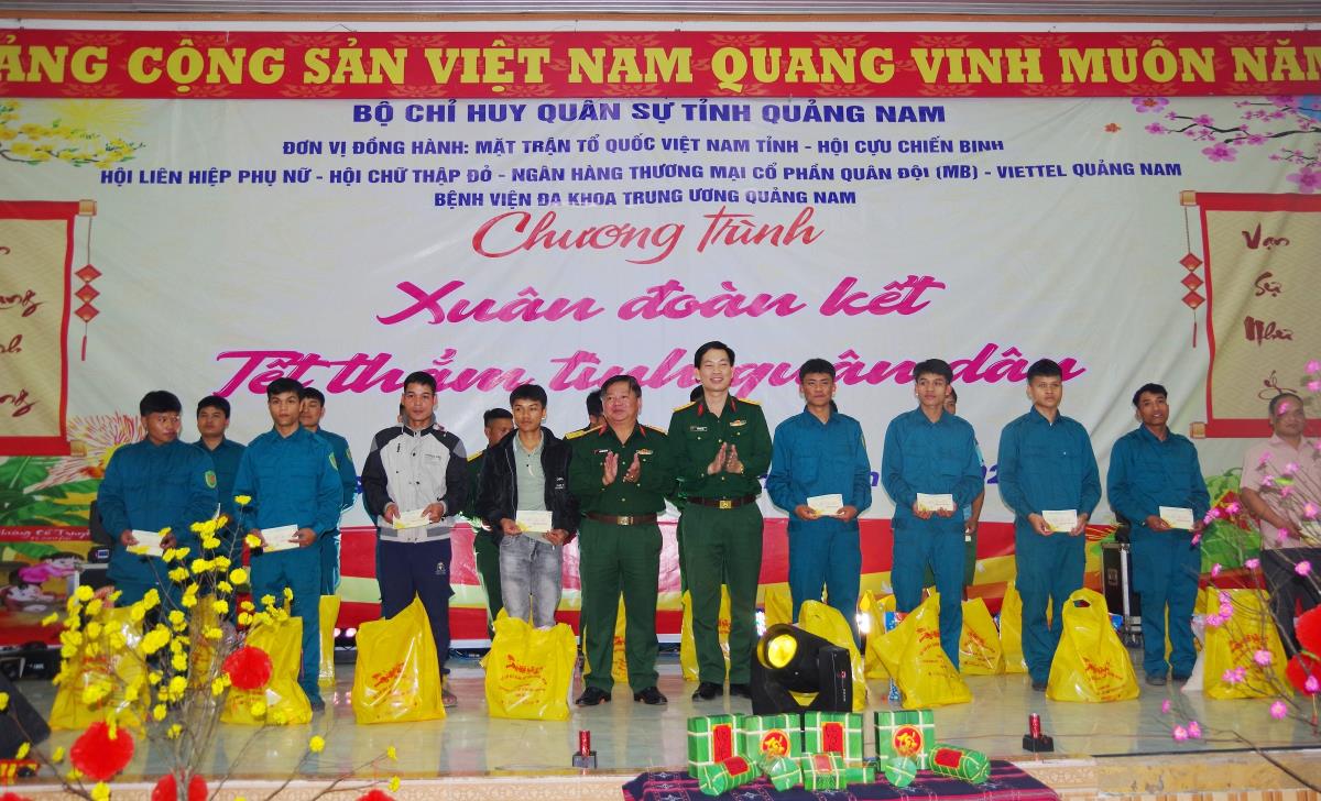 Tổ chức thi gói bánh chưng và trao tặng 320 cặp bánh chưng cho nhân dân vui xuân đón Tết.