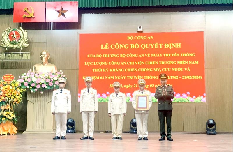 Bộ trưởng Tô Lâm trao bức trướng của Đảng ủy Công an Trung ương với 8 chữ vàng "Kiên trung, bất khuất, mưu trí, dũng cảm" tặng Lực lượng Công an chi viện chiến trường miền Nam thời kỳ kháng chiến chống Mỹ cứu nước.