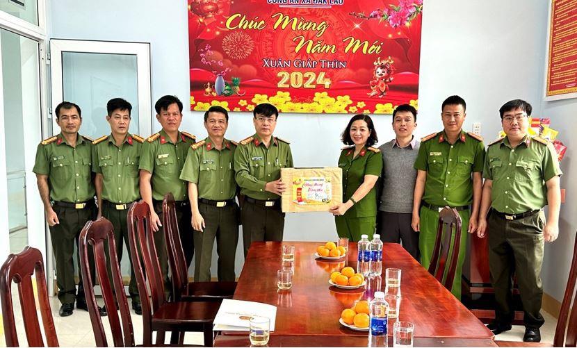 Thượng tá Phạm Thanh Bình, Ủy viên Ban Thường vụ Đảng ủy, Trưởng phòng Tổ chức cán bộ tặng quà Tết cho Công an cấp xã thuộc thành phố Gia Nghĩa
