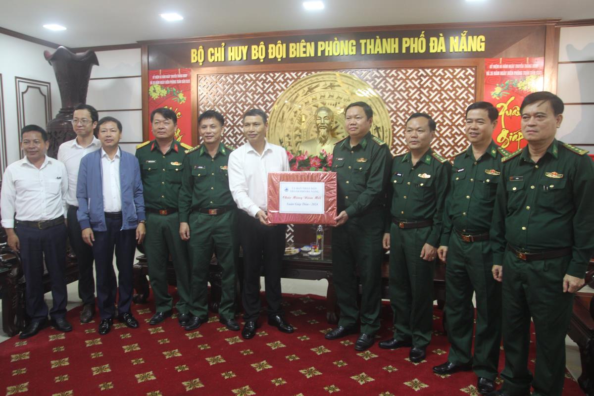 Phó Chủ tịch Hồ Kỳ Minh tặng quà Tết Cty CP Cấp nước Đà Nẵng
