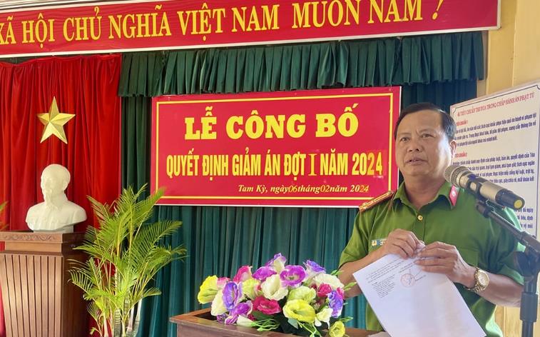 Thượng tá Lê Quang Hà – Phó giám thị Trại Tạm giam Công an tỉnh Quảng Nam trao quyết định giảm án.