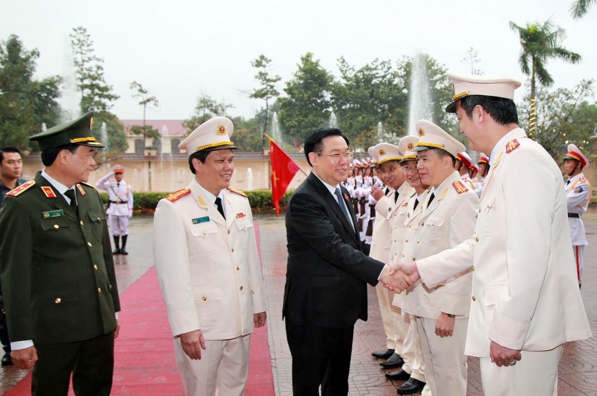 Chủ tịch Quốc hội Vương Đình Huệ cùng các đại biểu trồng cây lưu niệm