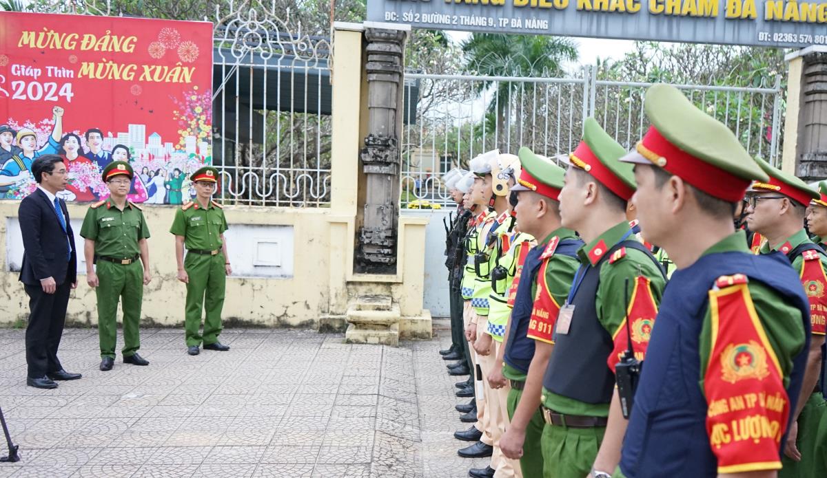 Phó Chủ tịch UBND TP Trần Chí Cường chúc Tết Phòng Cảnh sát PCCC và CNCH Công an TP Đà Nẵng.