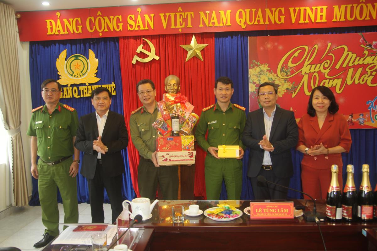 Lãnh đạo quận Thanh Khê tặng quà, chúc Tết công nhân vệ sinh thuộc Xí nghiệp Môi trường quận Thanh Khê