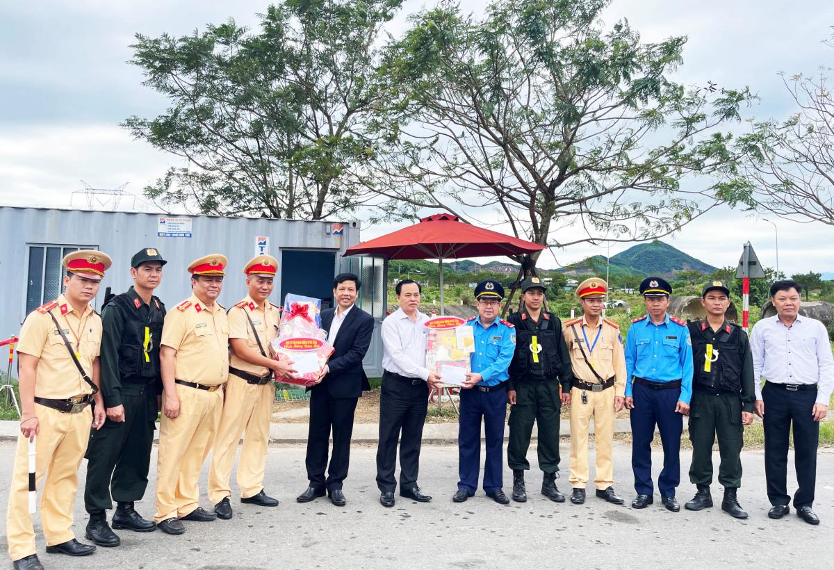 Ban ATGT TP Đà Nẵng tặng quà cho chốt trực trên tuyến đường tránh phía Nam hầm đường bộ Hải Vân.