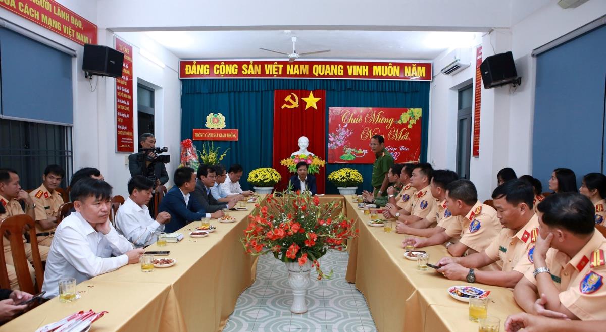 Bí thư Tỉnh ủy Lương Nguyễn Minh Triết tặng quà cho công nhân Công ty Môi trường đô thị Quảng Nam.