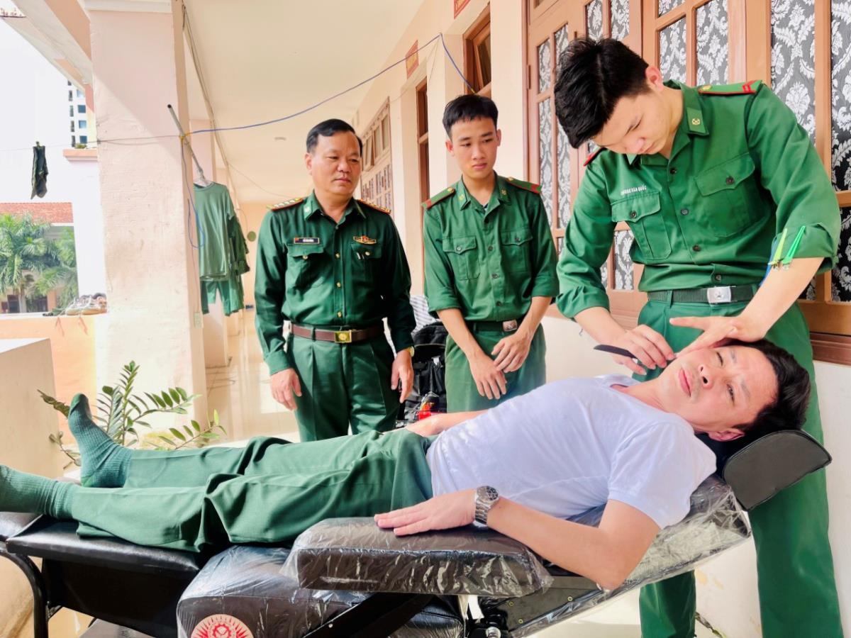 Binh nhất Trương Văn Quốc trao trả lại chiếc điện thoại cho ông Trần Minh Tuấn.