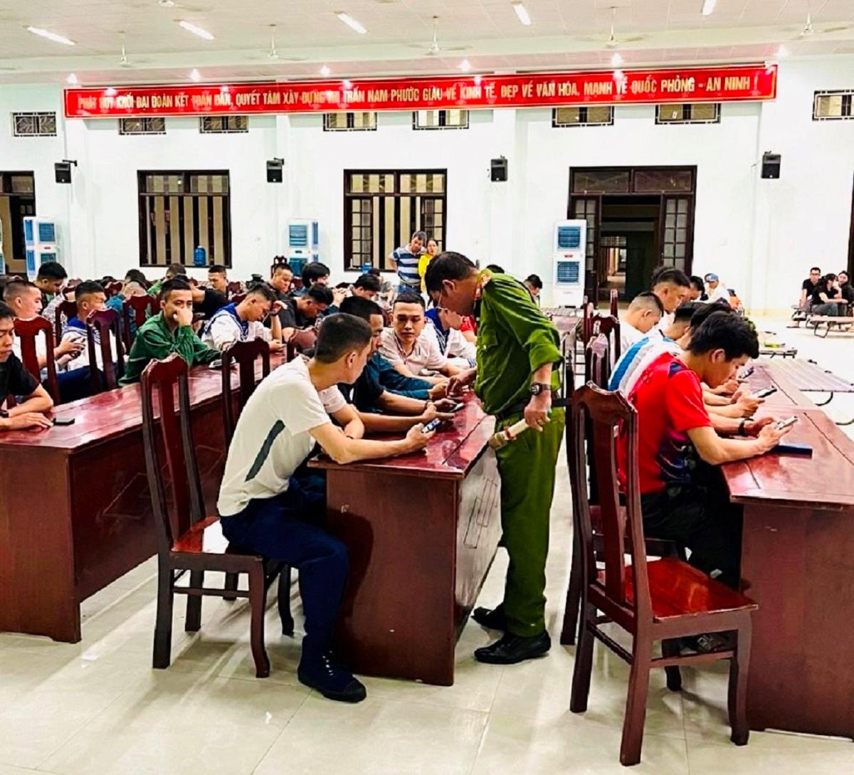 Công an thị trấn Nam Phước đến tận nhà để hướng dẫn người dân cài đặt định danh điện tử.