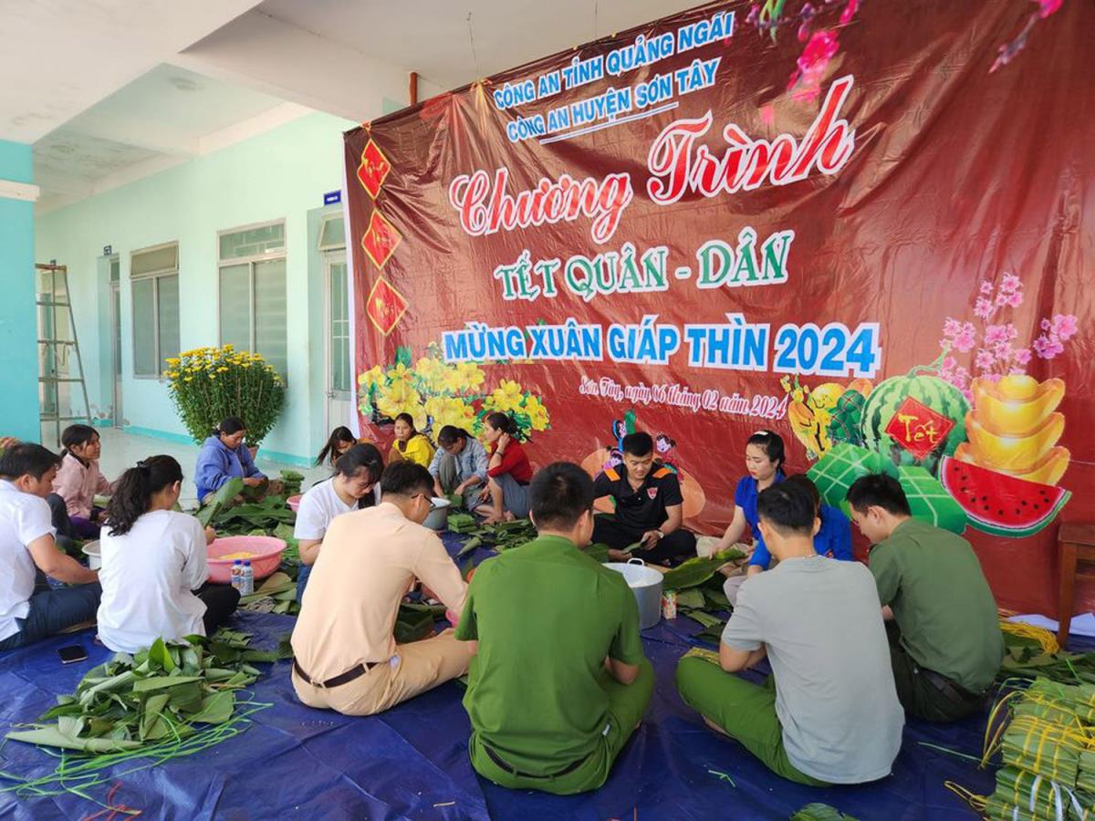 Công an xã Sơn Lập, huyện Sơn Tây tuyên truyền phòng, chống tội phạm cho người dân.