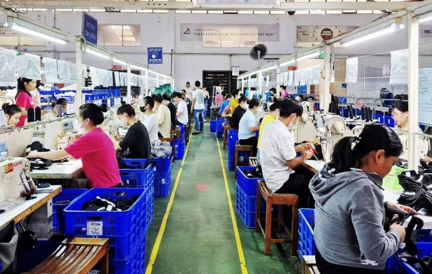 Sản xuất giày da xuất khẩu tại Công ty CP Sản xuất và Thương mại Hữu Nghị (TP Đà Nẵng).