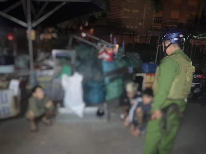 3 thiếu niên trộm vặt bị phát hiện.
