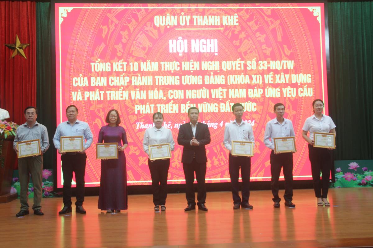 Bí thư Quận ủy Thanh Khê khen thưởng các tập thể.