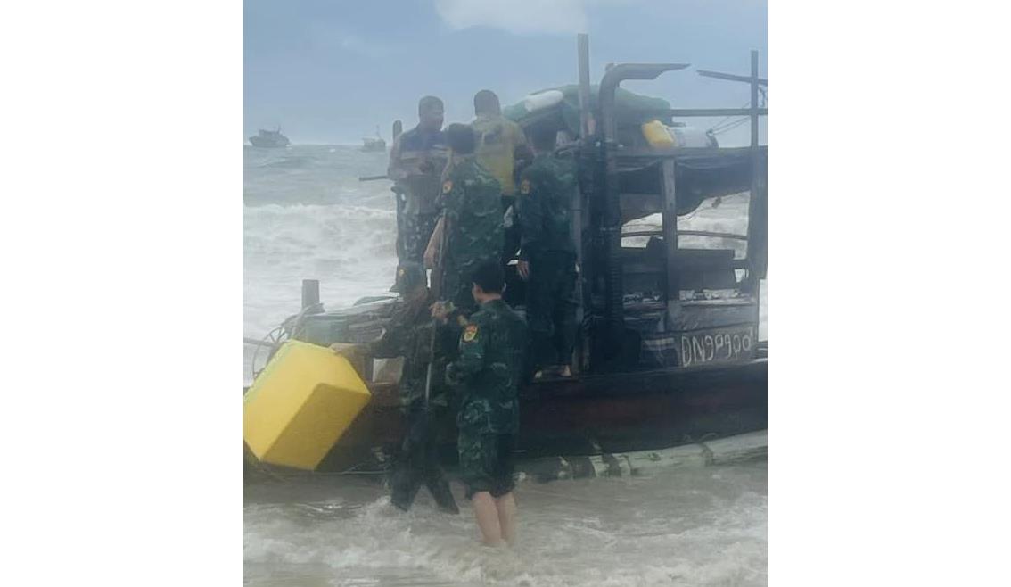 Lực lượng Bộ đội Biên phòng cứu tàu cá gặp nạn.