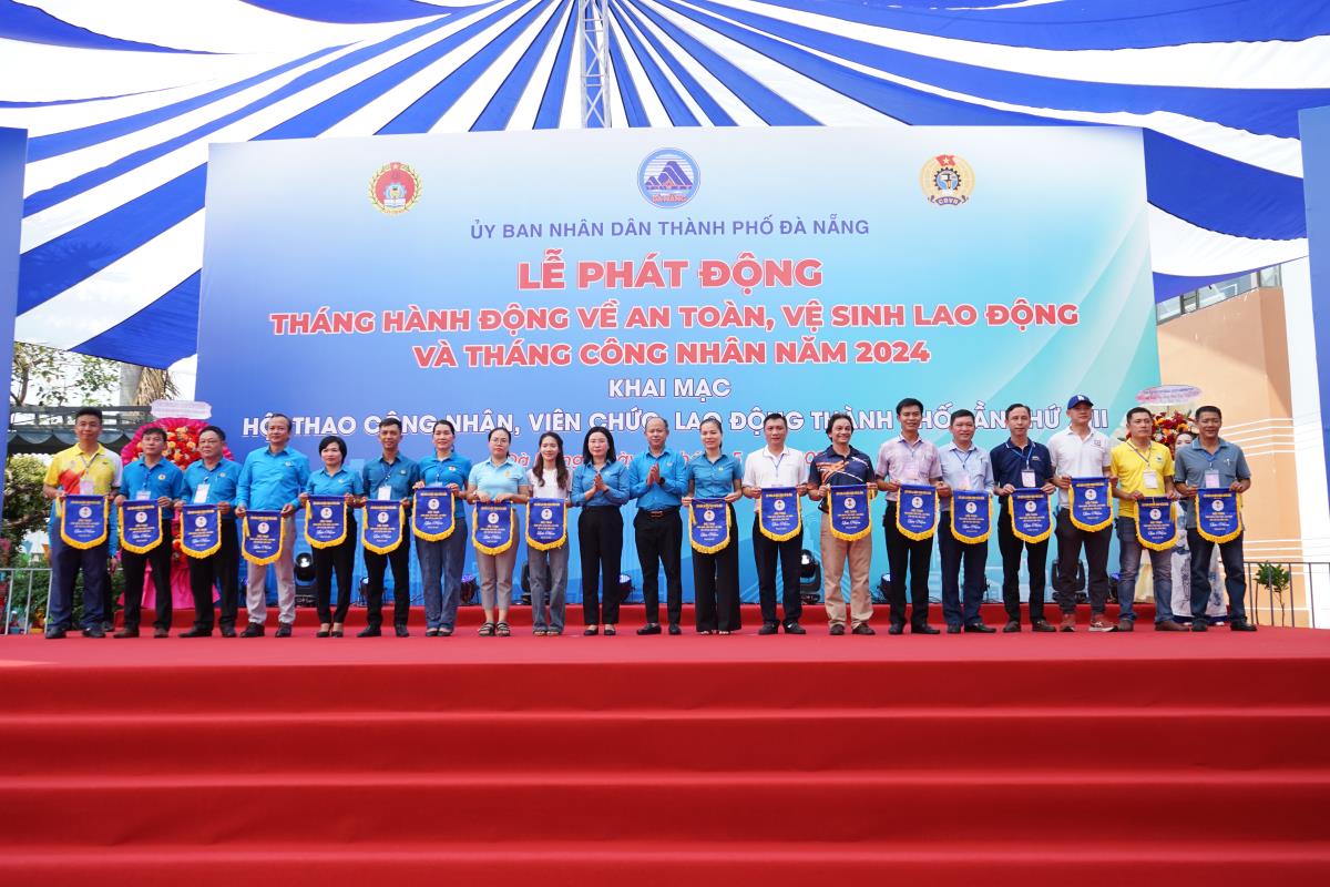 BTC tặng cờ lưu niệm cho các đơn vị tham gia Hội thao
