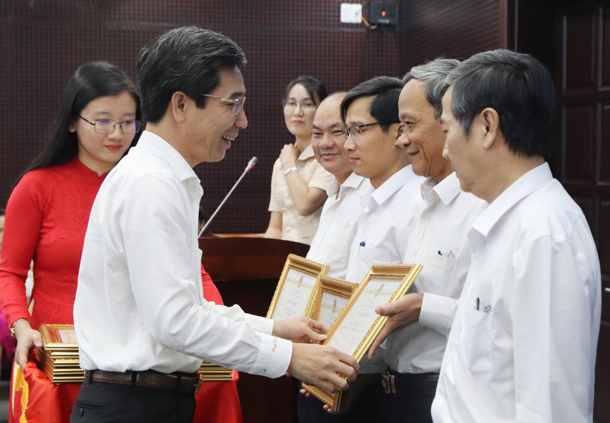 Phó Chủ tịch UBND TP Đà Nẵng Trần Chí Cường trao Bằng khen của Chủ tịch UBND TP cho các đơn vị xuất sắc trong công tác cải cách hành chính.