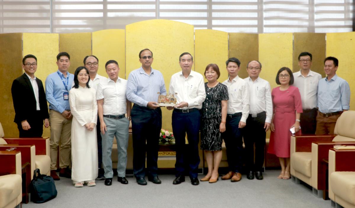 Chủ tịch UBND thành phố Lê Trung Chinh (thứ 7, bên phải sang) chụp ảnh cùng đoàn công tác của Tập đoàn NVIDIA.