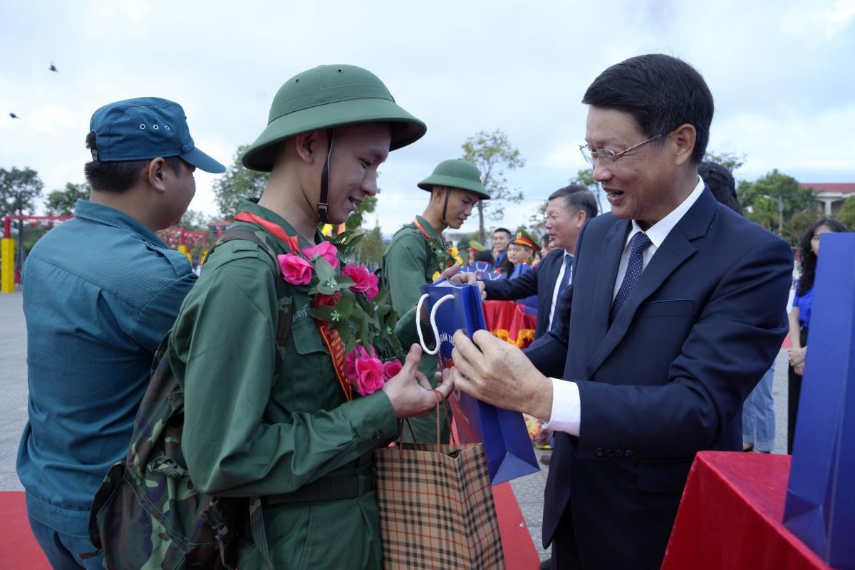 Lãnh đạo thành phố tặng quà động viên các tân binh trong dịp giao nhận quân năm 2024 tại Liên Chiểu.