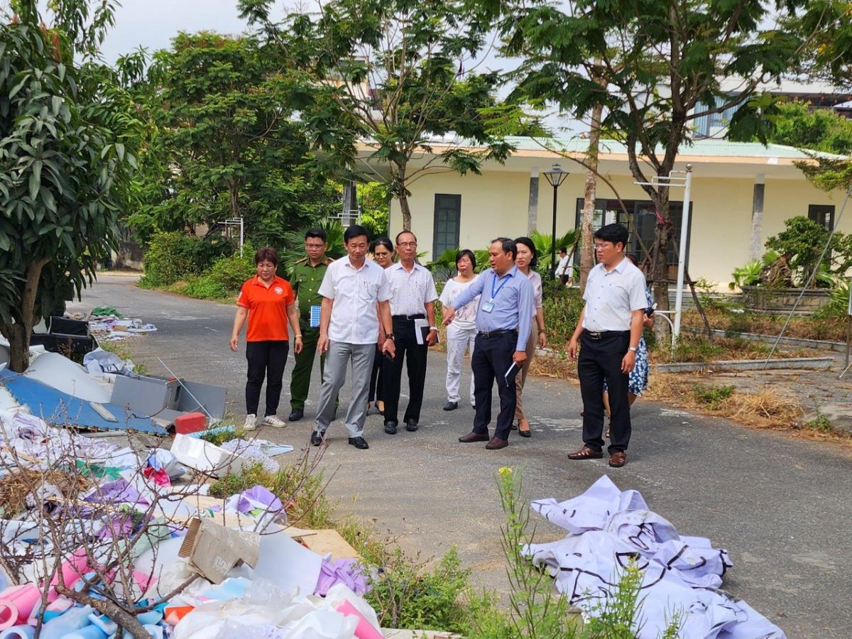 Đại diện Đảng ủy, UBND, UBMTTQVN, công an phường và các hội đoàn thể gặp gỡ nhân dân, giải quyết thấu tình đạt lý các vấn đề tại khu dân cư. Ảnh: P.V