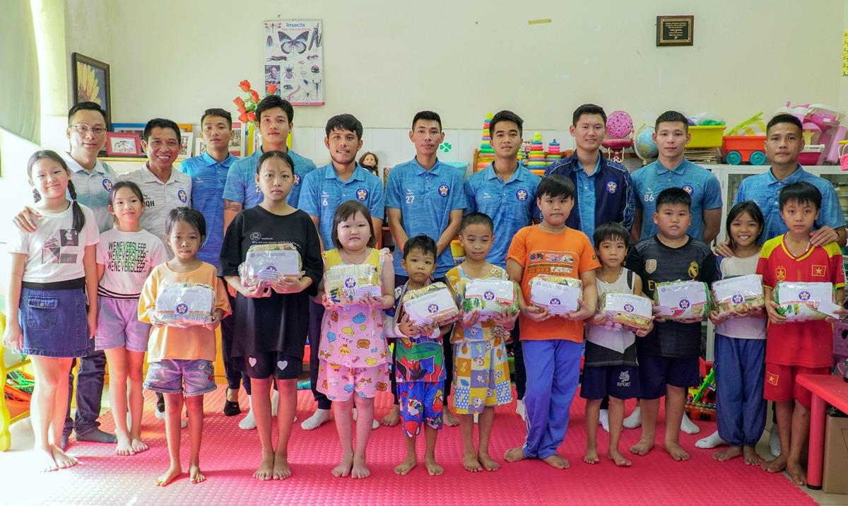 CLB Bóng đá SHB Đà Nẵng tặng quà cho các bệnh nhi đang điều trị tại Bệnh viện Phụ sản – Nhi Đà Nẵng.
