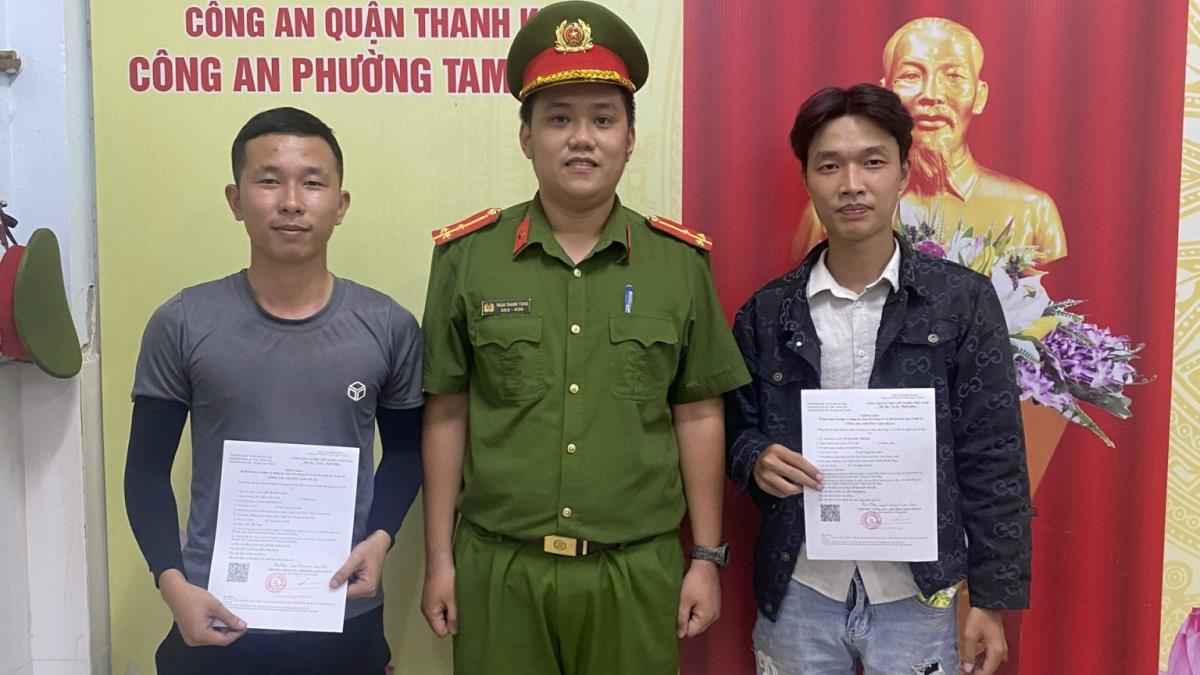 Công an phường Tam Thuận trao giấy xác nhận hộ khẩu cho 2 anh em Hân và Trung.