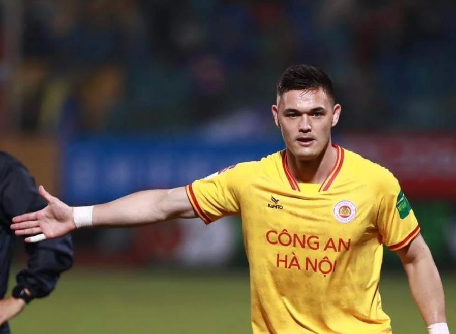 Do quy định V.League mỗi CLB chỉ được đăng ký 1 suất cầu thủ Việt kiều, mùa giải 2023-2024 Patrik Lê Giang được Công an Hà Nội cho CLB TPHCM mượn khi chiêu mộ thành công thủ môn Filip Nguyễn.