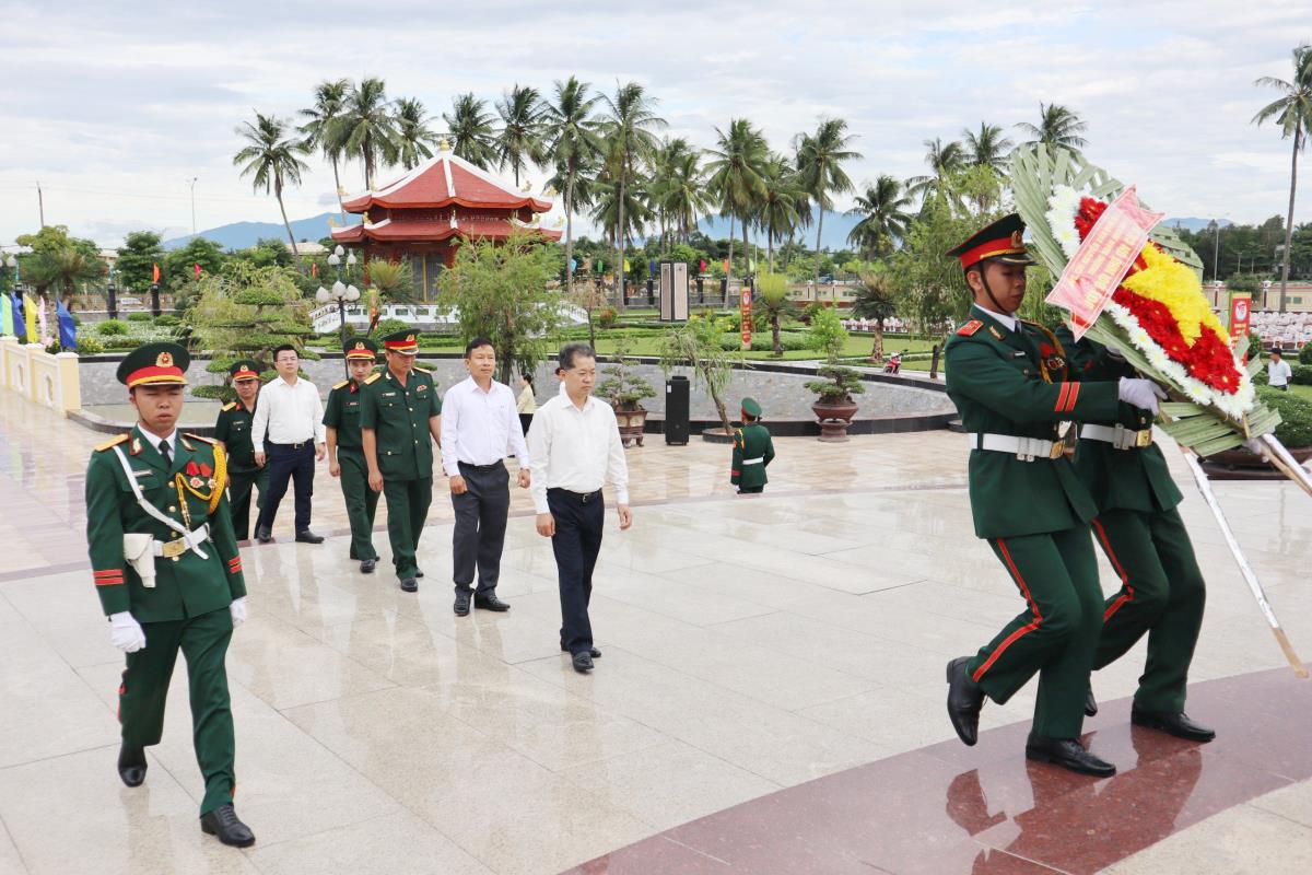Bí thư Thành ủy Đà Nẵng Nguyễn Văn Quảng và Đoàn công tác dâng hoa tại Nghĩa trang liệt sĩ thị xã Điện Bàn.