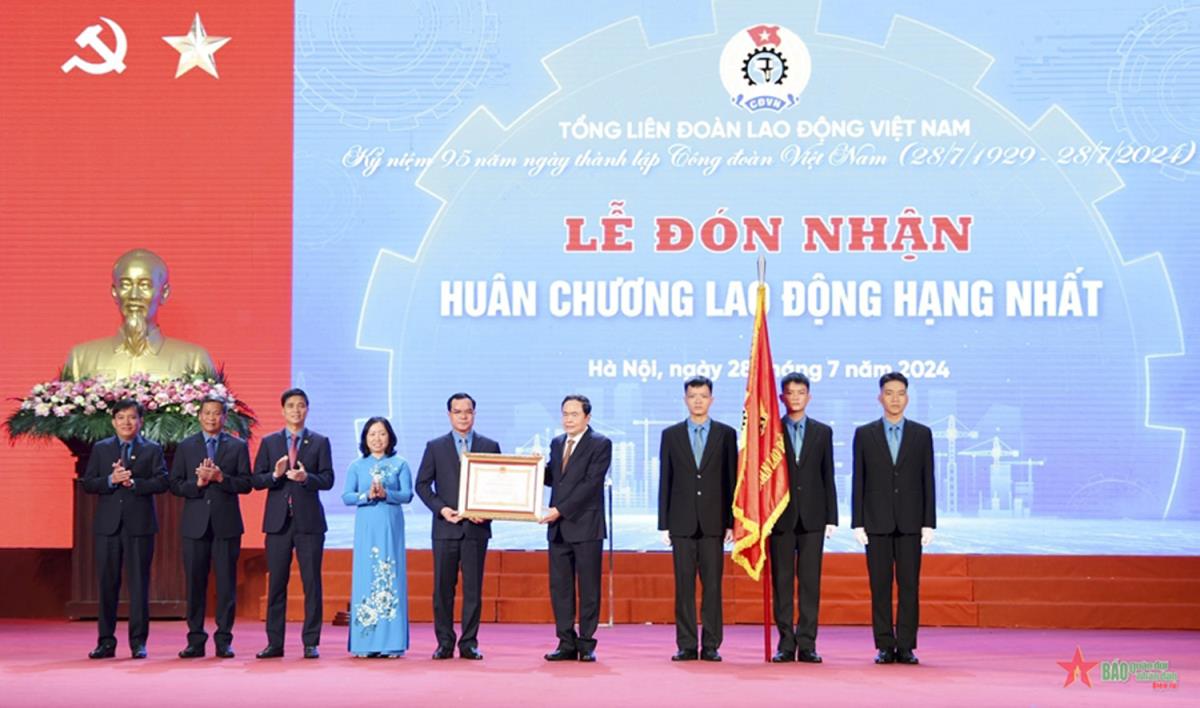 Cán bộ Công đoàn dự lễ.