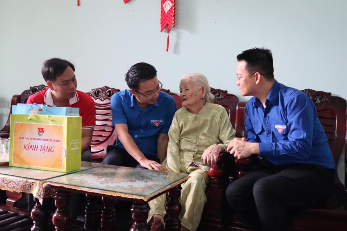 Bí thư Trung ương Đoàn Nguyễn Tường Lâm và Bí thư Thành Đoàn Đà Nẵng Nguyễn Mạnh Dũng cùng ĐVTN Đà Nẵng tặng quà tri ân Mẹ VNAH Đặng Thị Thanh.