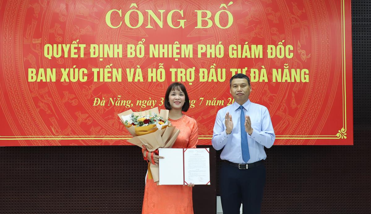 Phó Chủ tịch Thường trực UBND thành phố Hồ Kỳ Minh (bên phải) trao quyết định bổ nhiệm cho bà Nguyễn Thị Tuyết Mai.