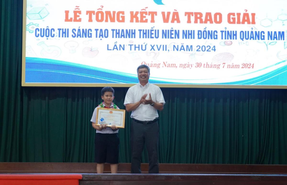 Ban Tổ chức trao giải cho các đề tài, mô hình, sản phẩm sáng tạo.