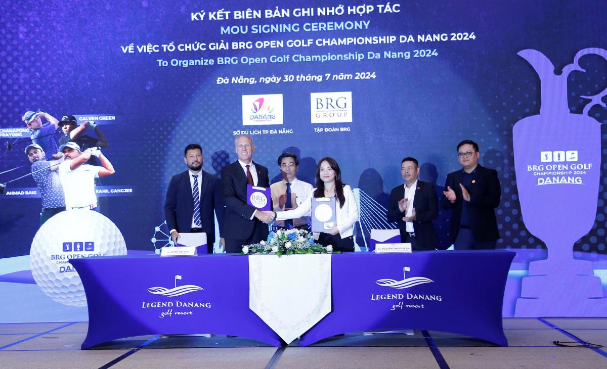 Ban Tổ chức ra mắt chiếc cúp vô địch BRG Open Golf Championship Danang 2024.