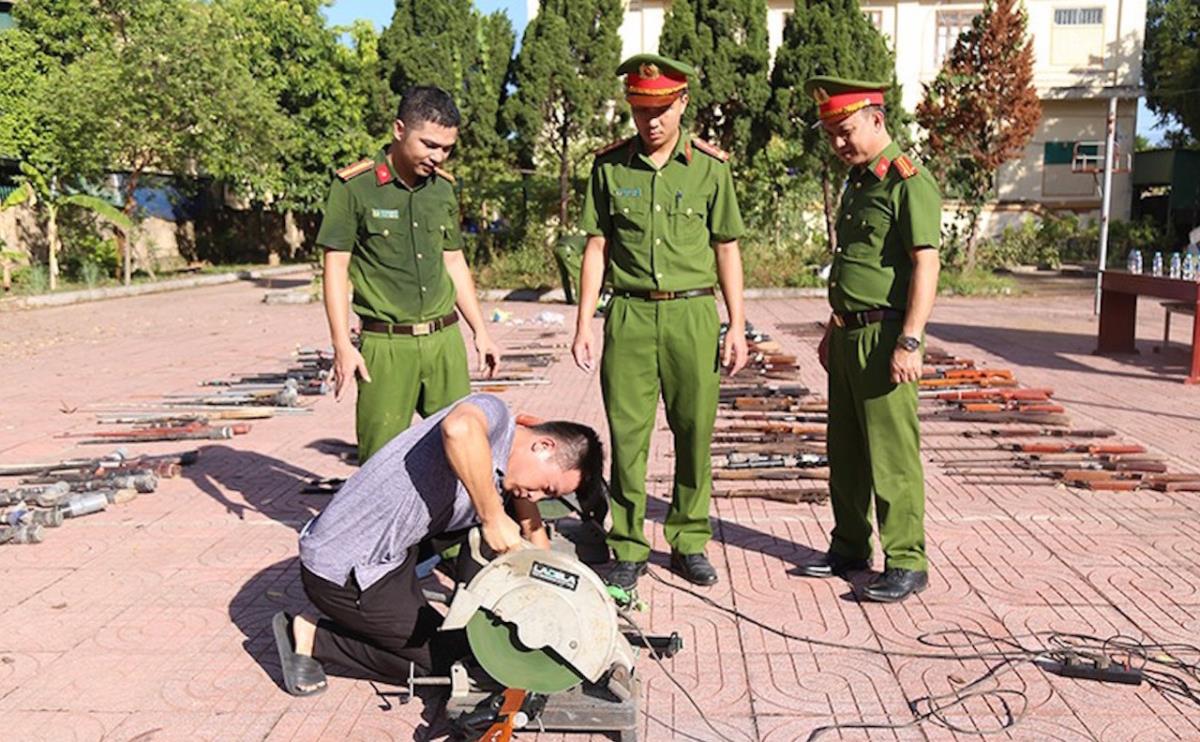 Giám sát việc tiêu hủy các loại vũ khí, vật liệu nổ và công cụ hỗ trợ.