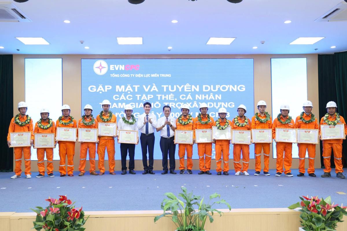 Cán bộ, công nhân viên của EVNCPC chuẩn bị máy móc khi lên đường làm nhiệm vụ.