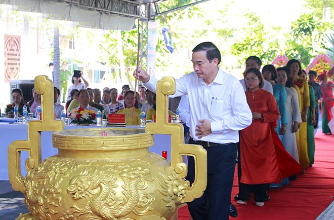 Chủ tịch UBND TP Đà Nẵng Lê Trung Chinh dẫn đầu đoàn lãnh đạo thành phố, sở, ngành dâng hương tại Nghĩa trủng Phước Ninh.