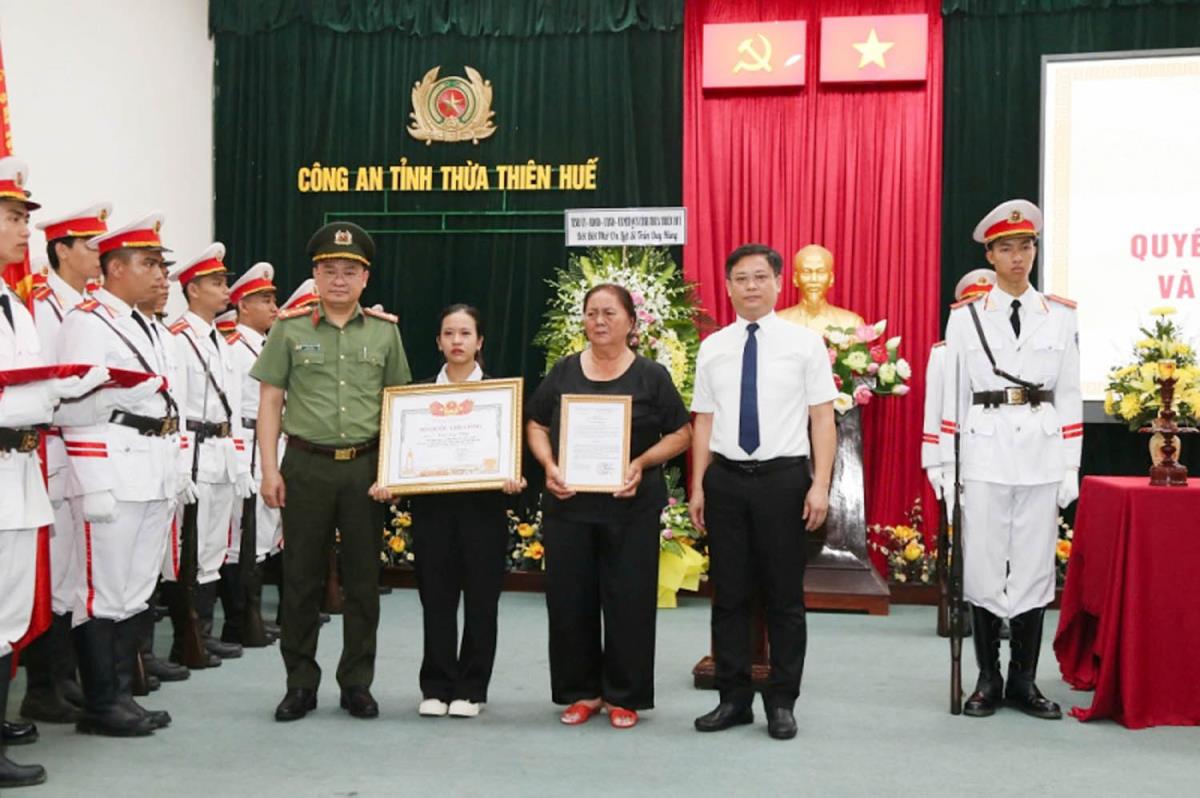 Thừa ủy nhiệm, lãnh đạo UBND tỉnh và Công an tỉnh Thừa Thiên - Huế trao Bằng Tổ quốc ghi công đối với liệt sĩ, Trung tá Trần Duy Hùng cho thân nhân.